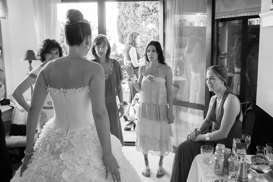 bride shows her dress to friends