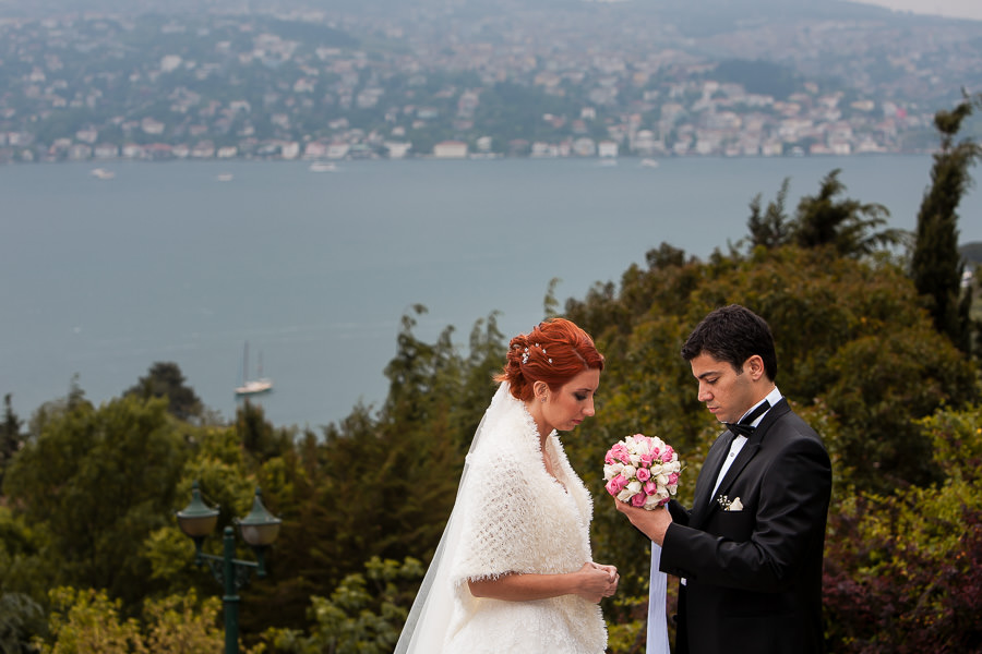 bride and groom on a rainy day wedding overlooking the bosphorus