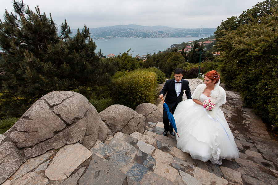 yağmurlu gün düğününde damat şemsiyeyi hazır tutuyor