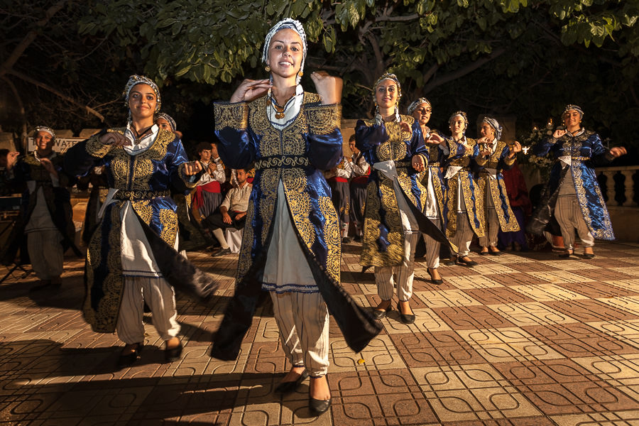 kıbrıs kına gecesinde folklör gösterisi