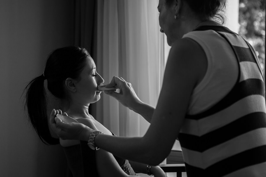 bride getting ready at jasmine court hotel