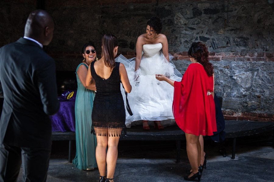 Cubuklu Hayal Kahvesi wedding: bride's dress getting fixed