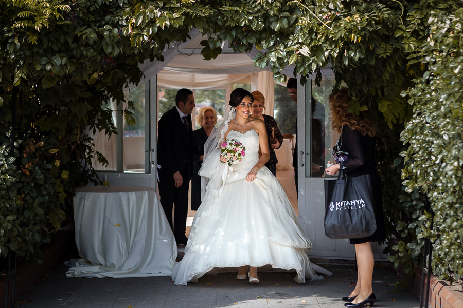 bride leaving the coctail area