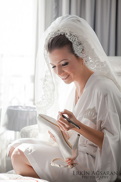 Turkish wedding traditions : Writing names on soles of shoes