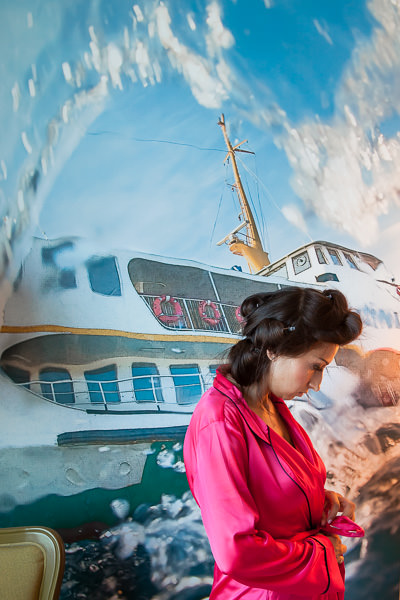 Moda Deniz Kulubu wedding: bride in front of wall art