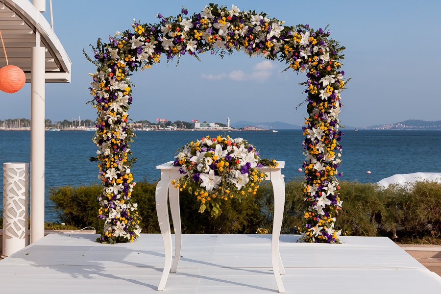 Ceremony platform at Moda Deniz Kulubu wedding