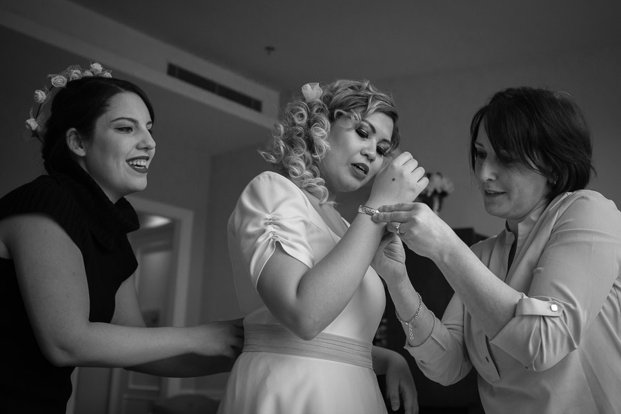 istanbul elopement: bridesmaids helping bride getting dressed