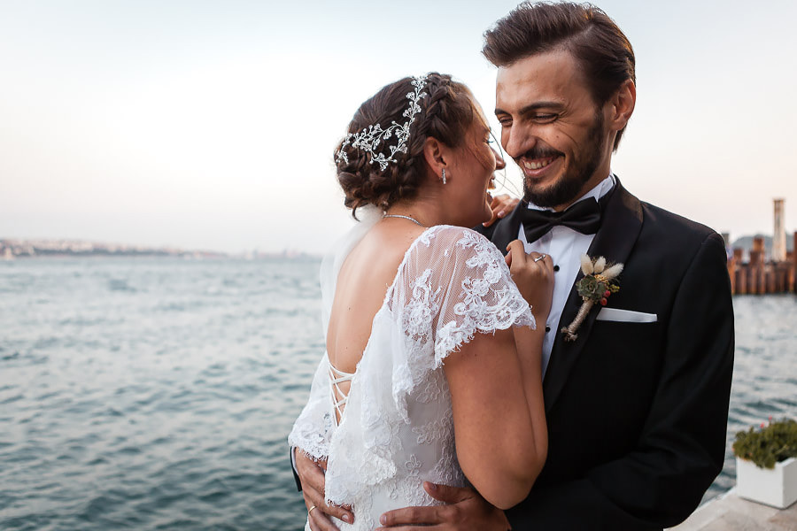 eğlenceli ve romantik gelin damat pozu