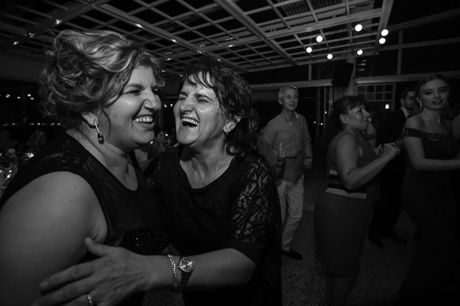 guests having fun at sardunya karaöy wedding 