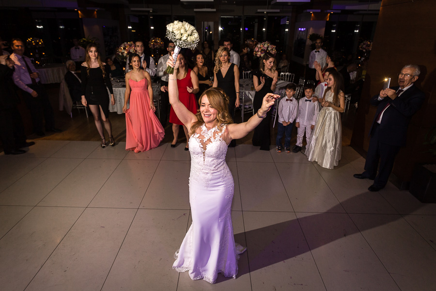 bouquet toss